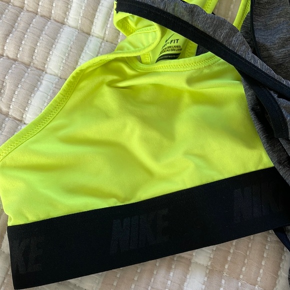 Nike Dri-Fit Top Built in sports bra - Picture 3 of 6